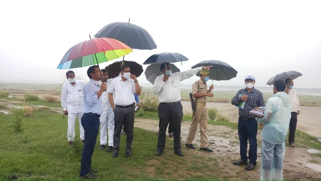 DM inspected the harvesting at Purana Ganga Ghat