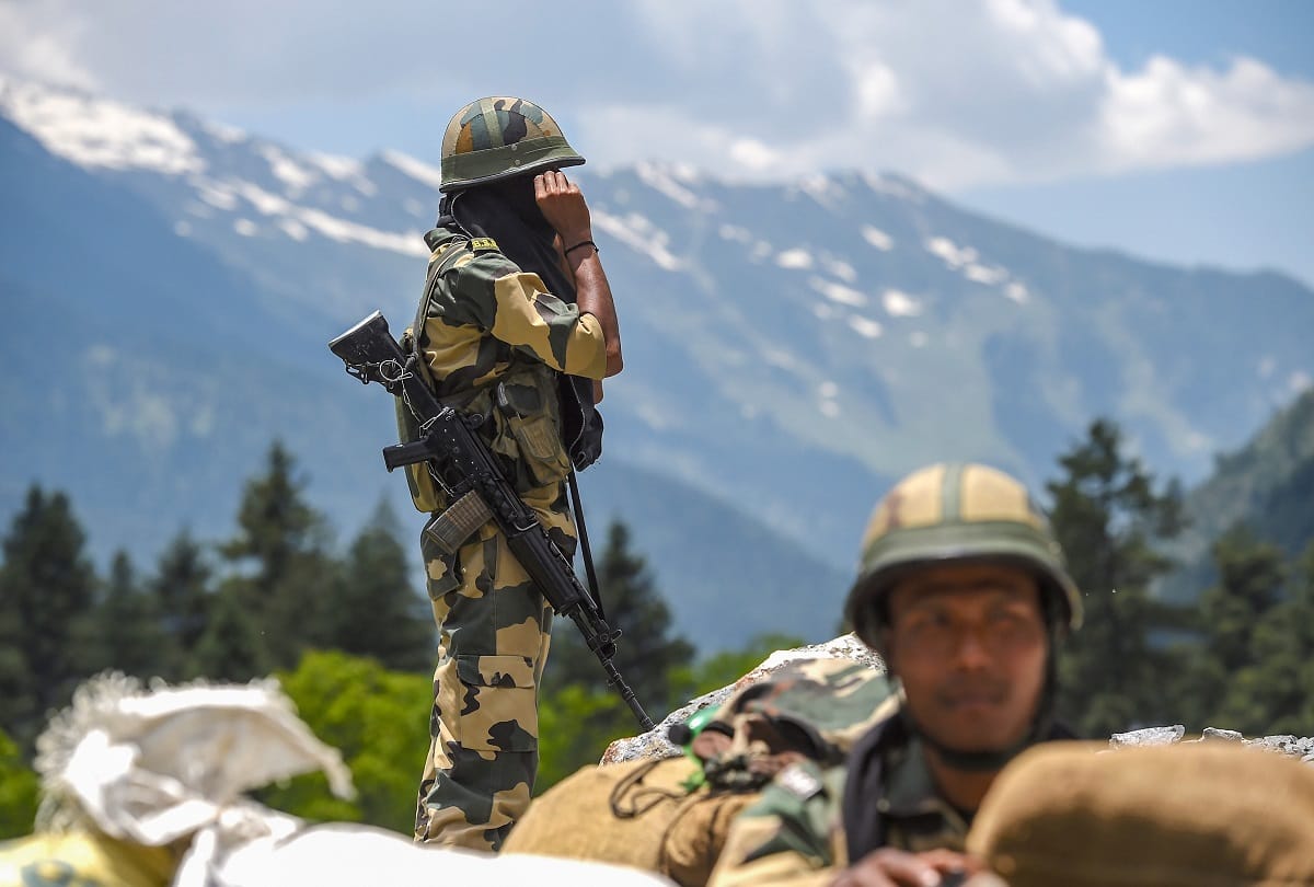 कश्मीर के गांदरबल जिले में श्रीनगर-लेह राष्ट्रीय राजमार्ग के किनारे तैनात सीमा सुरक्षा बल (बीएसएफ) के जवान।
