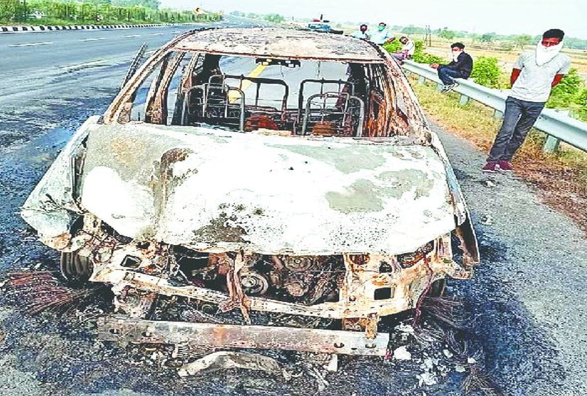 Road Accident At Agra Lucknow Expressway Inova Caught Fire