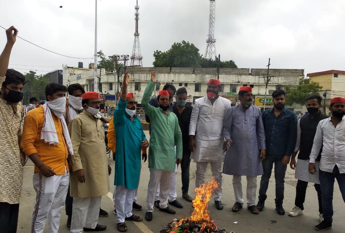 Chinese President effigy burnt by political party in Gorakhpur after Border dispute