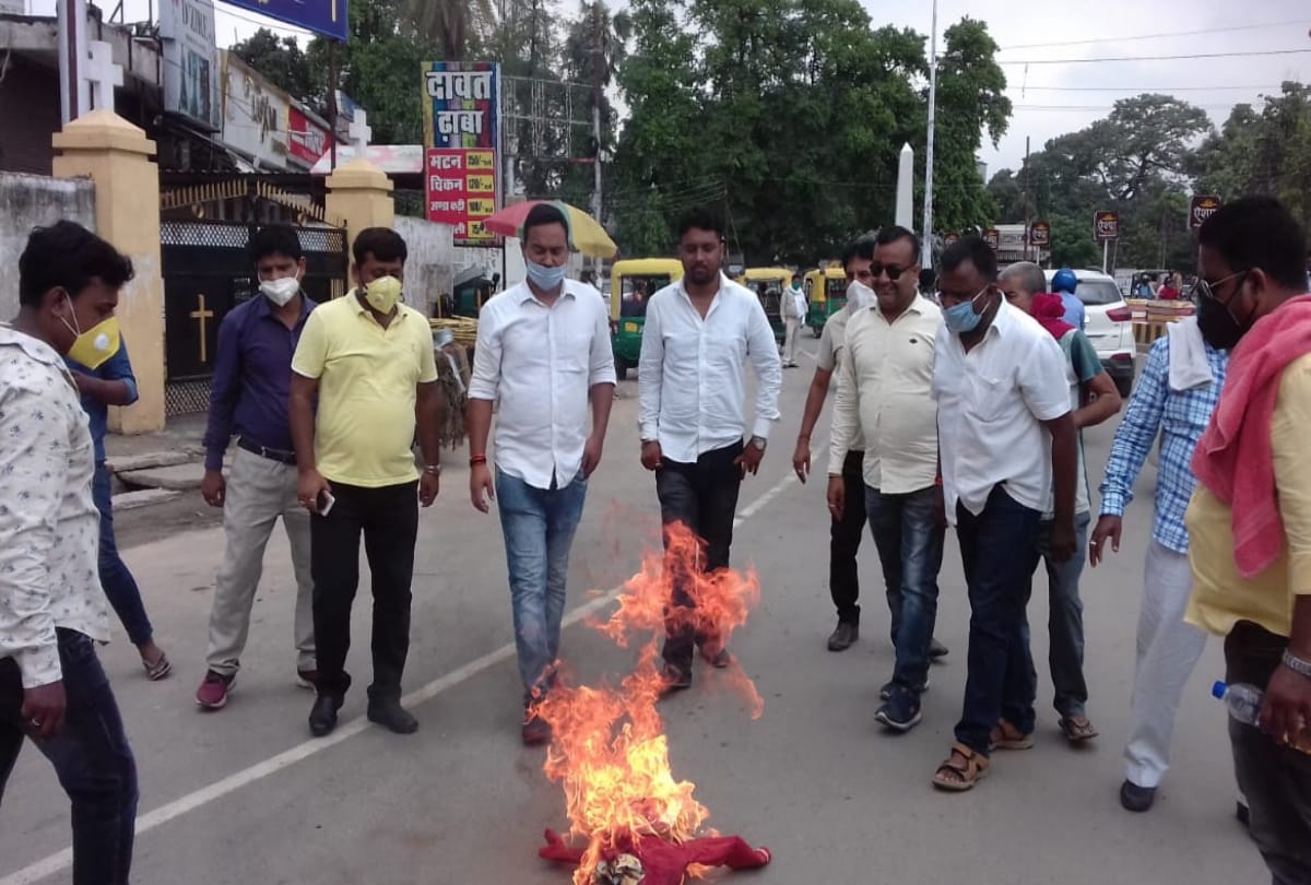 Chinese President effigy burnt by political party in Gorakhpur after Border dispute