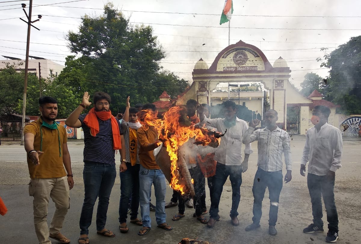 Chinese President effigy burnt by political party in Gorakhpur after Border dispute