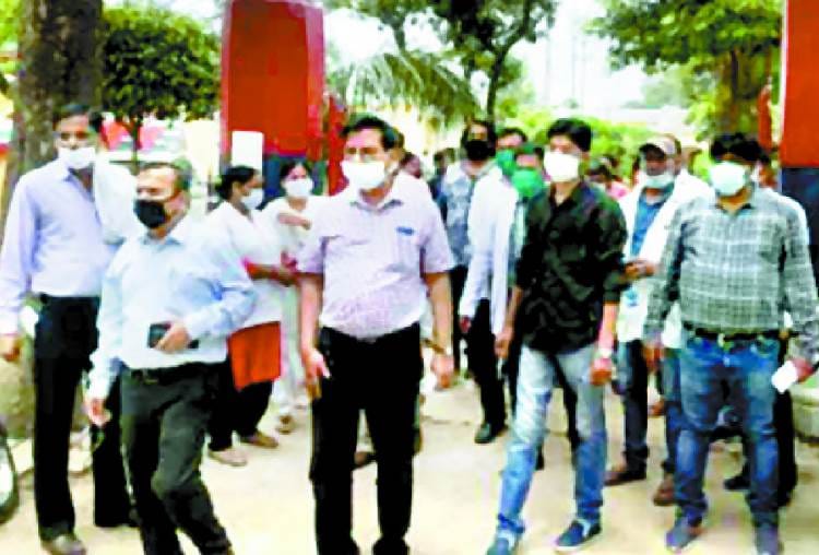 People beaten doctor and staff in CHC malihabad