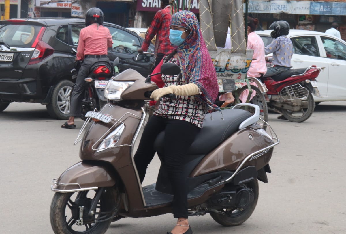 Bike and scooty drive without helmet pay double penalty in gorakhpur due to Amendment in Motor Vehicle Act