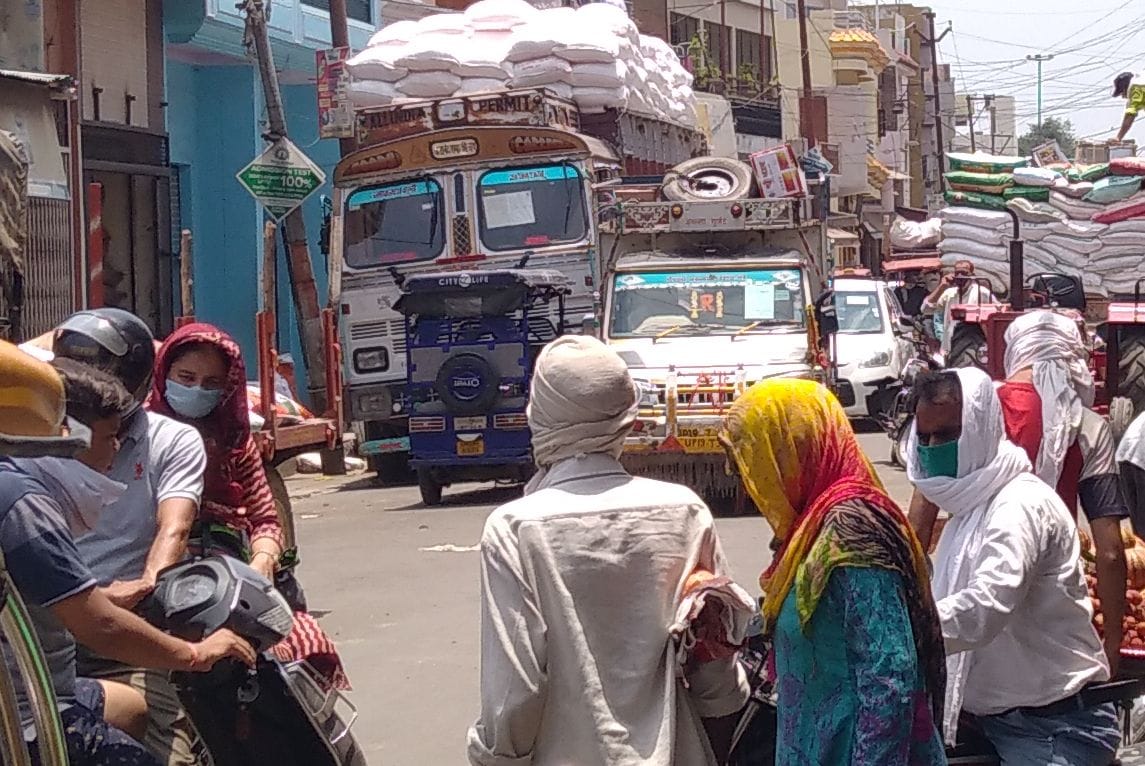 Crowd in markets, social distance ignored