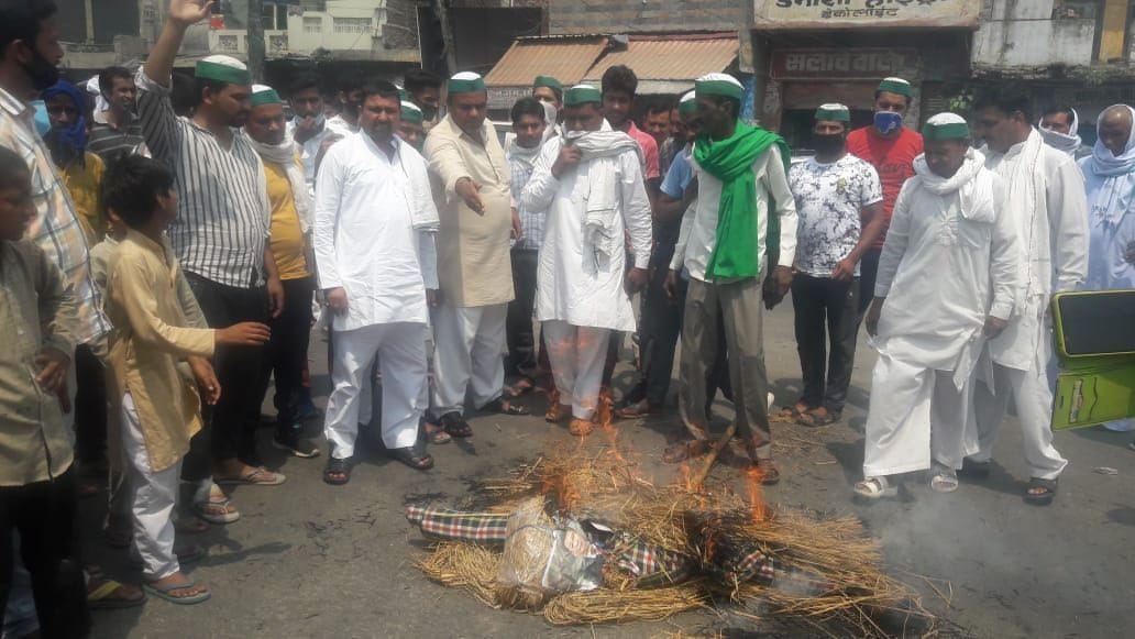 Farmers burnt effigy of Chinese President