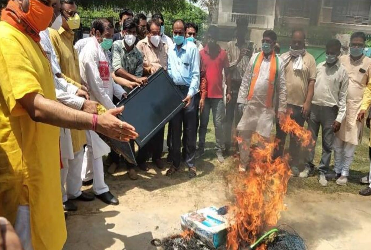 people burn Chinese goods in agra