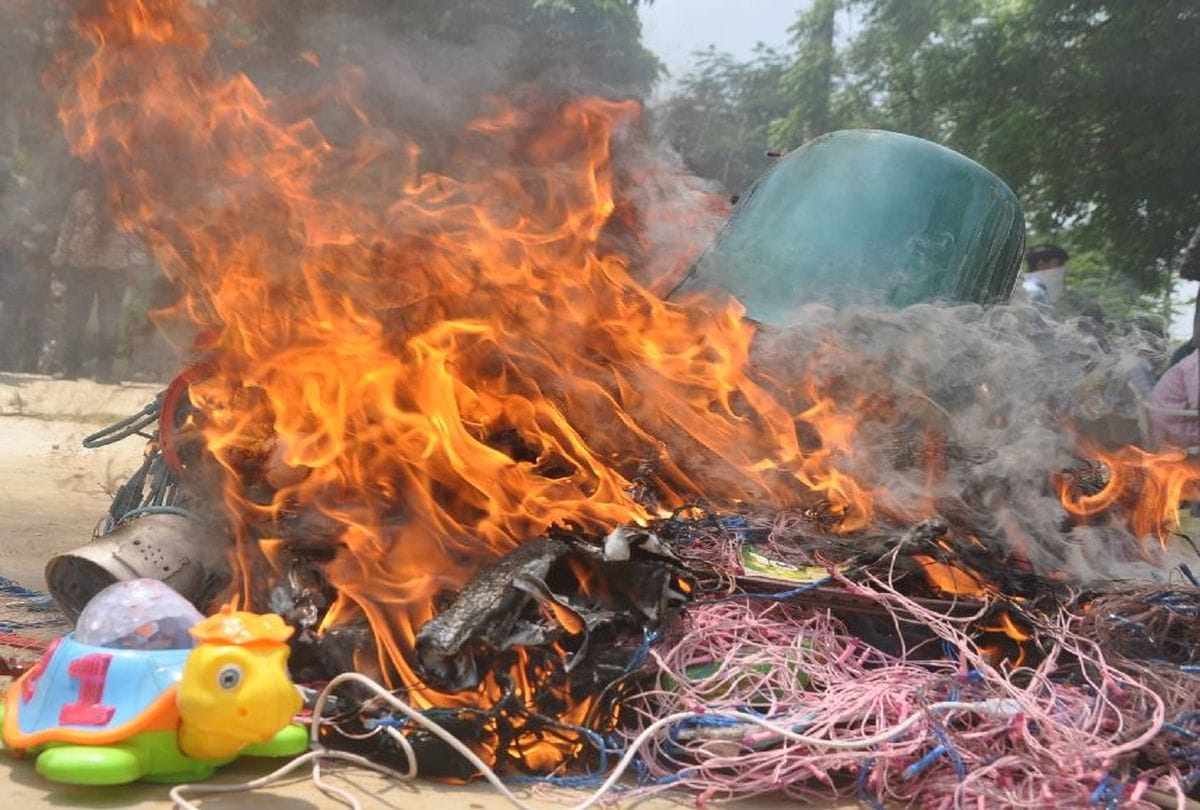 protests against China: people burnt chinese AC, fridge and mobile phone in agra