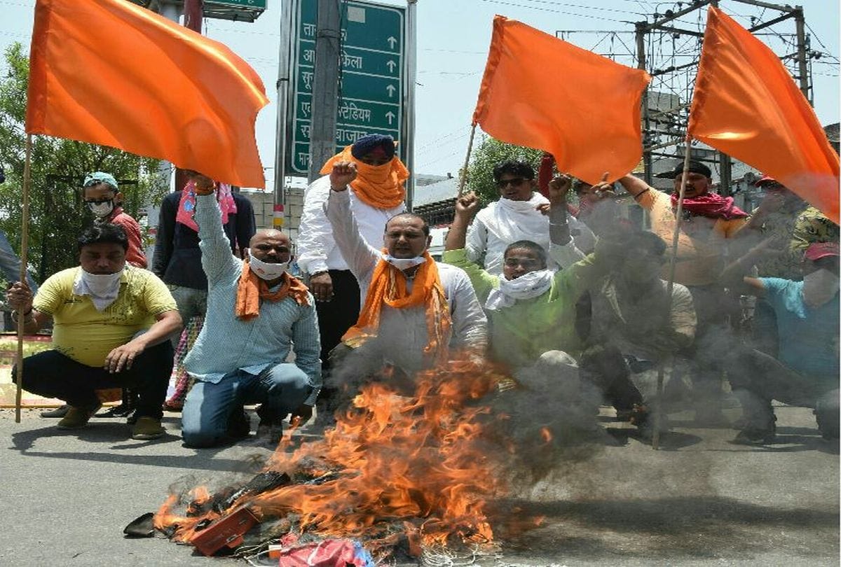 people burn Chinese goods in agra