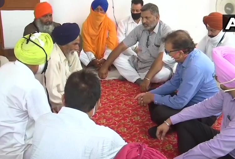 Gurdaspur DC Mohammad Ishfaq meets family of Indian Army's Naib Subedar Satnam Singh