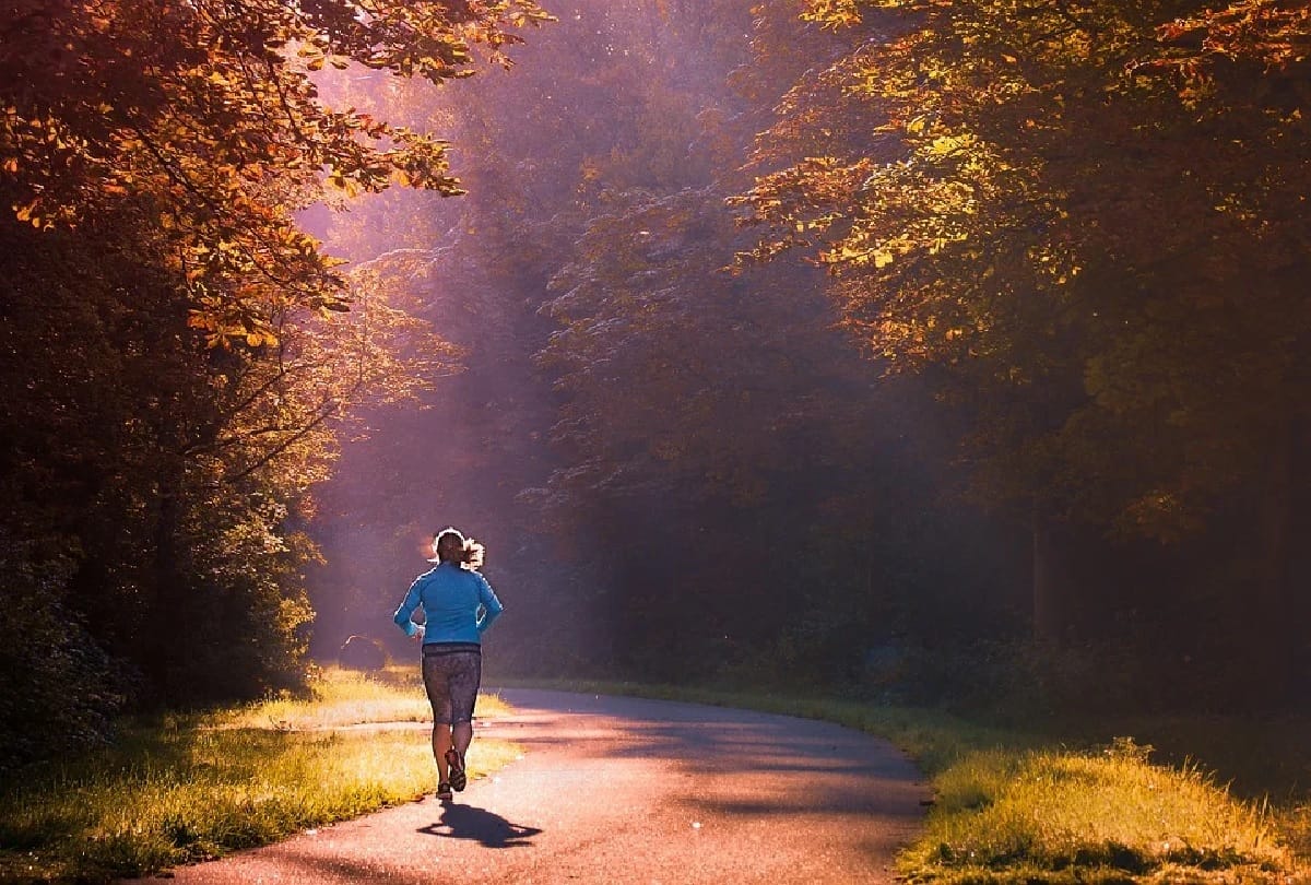 morning walk during coronavirus pandemic precautions tips before stepping outdoors wearing mask during exercise running is harmful