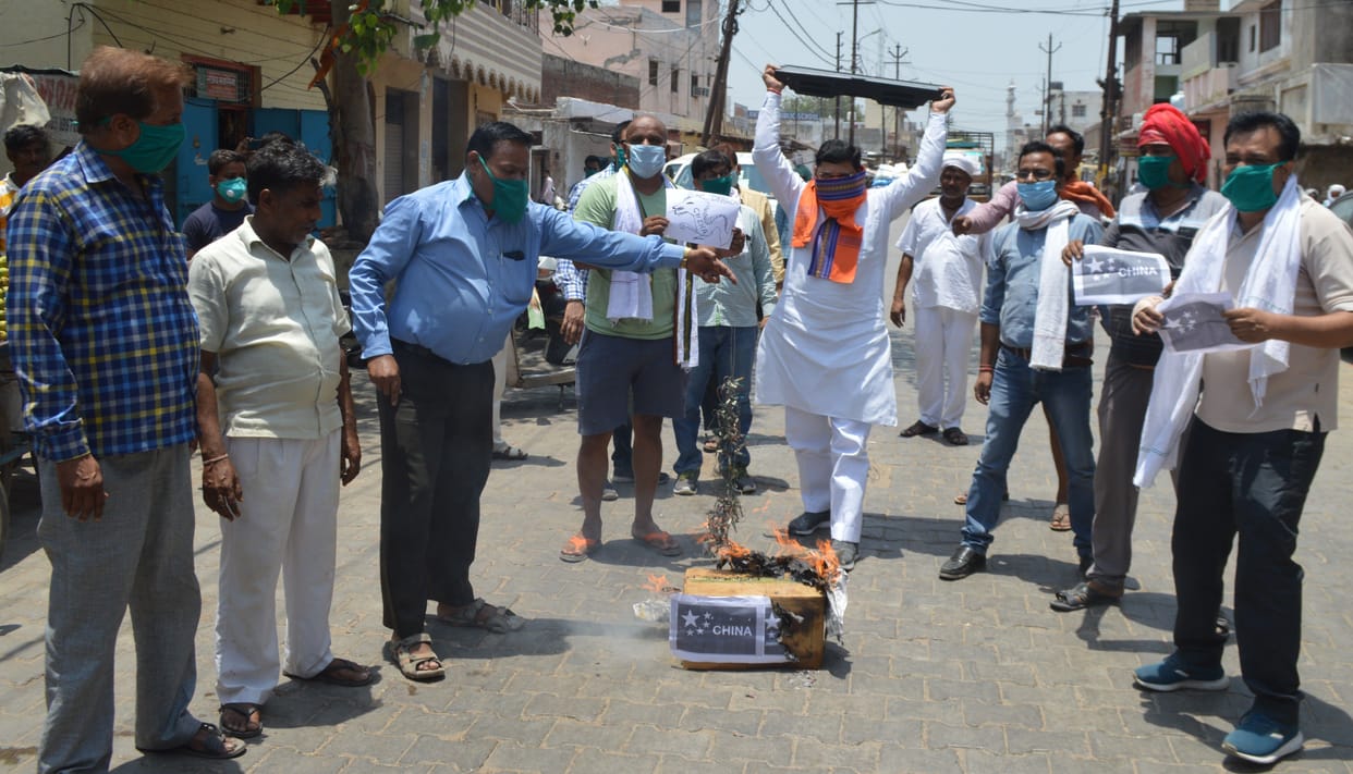 Hathras: Holi burning of Chinese goods, appeal for boycott of goods