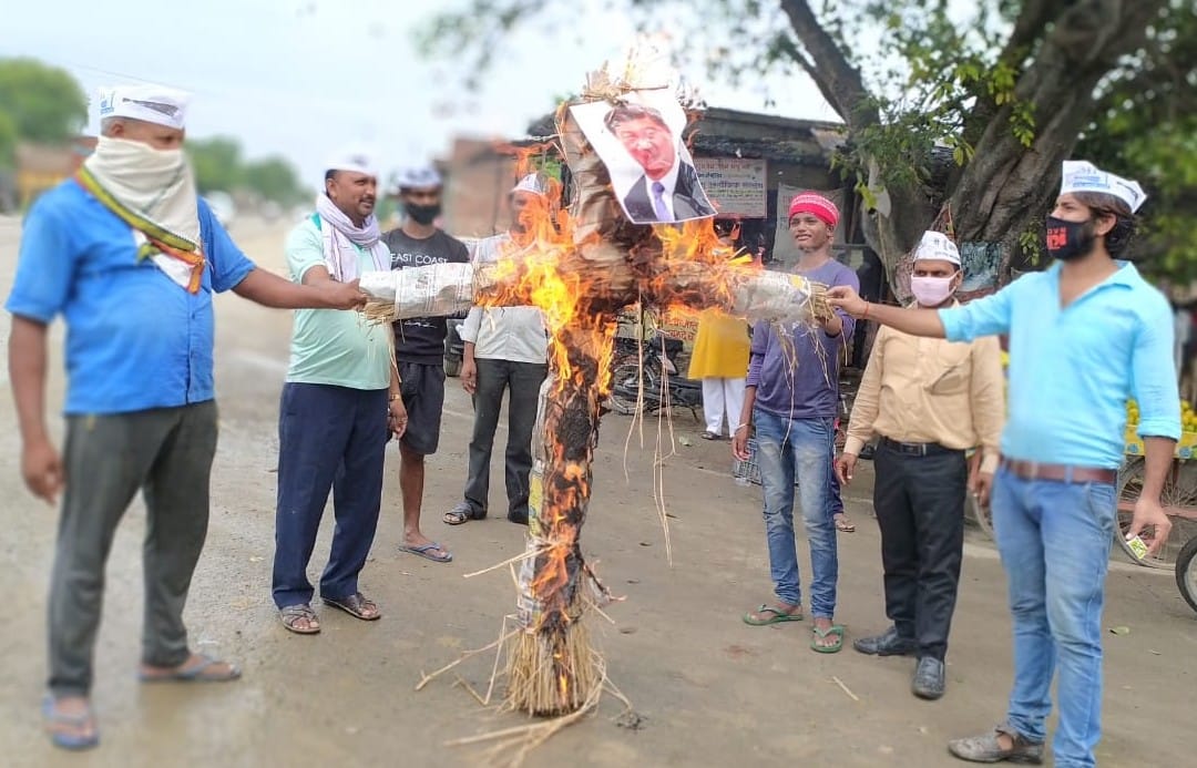 Aam Aadmi Party burnt effigy of Chinese President