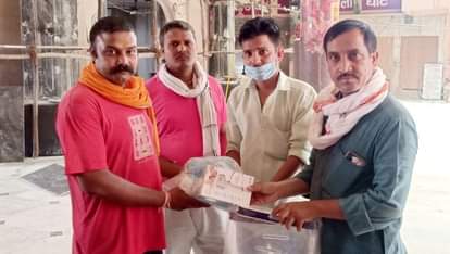 फोटो-57 - गोवर्धन में कोरोना संक्रमण के बचाव के लिए किट व थर्मल स्क्रीनिंग मशीन देते सेवायत।