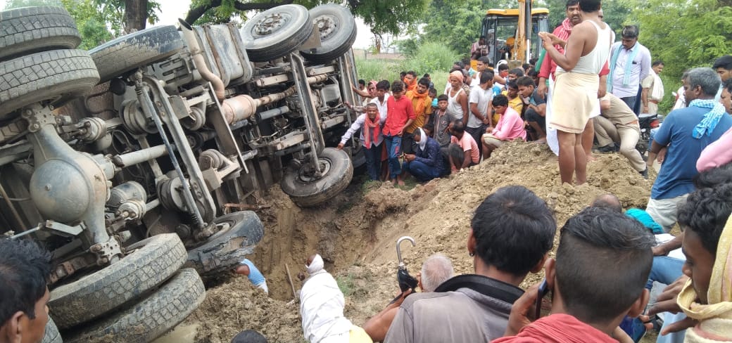 Azamgarh: worker dies after being hit by truck overturns