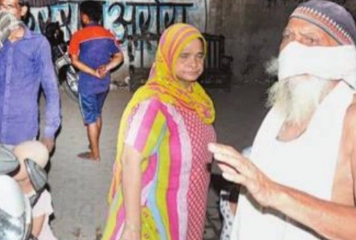 Crowd at Inamul Haq house in bareilly after ATS revealing see photos