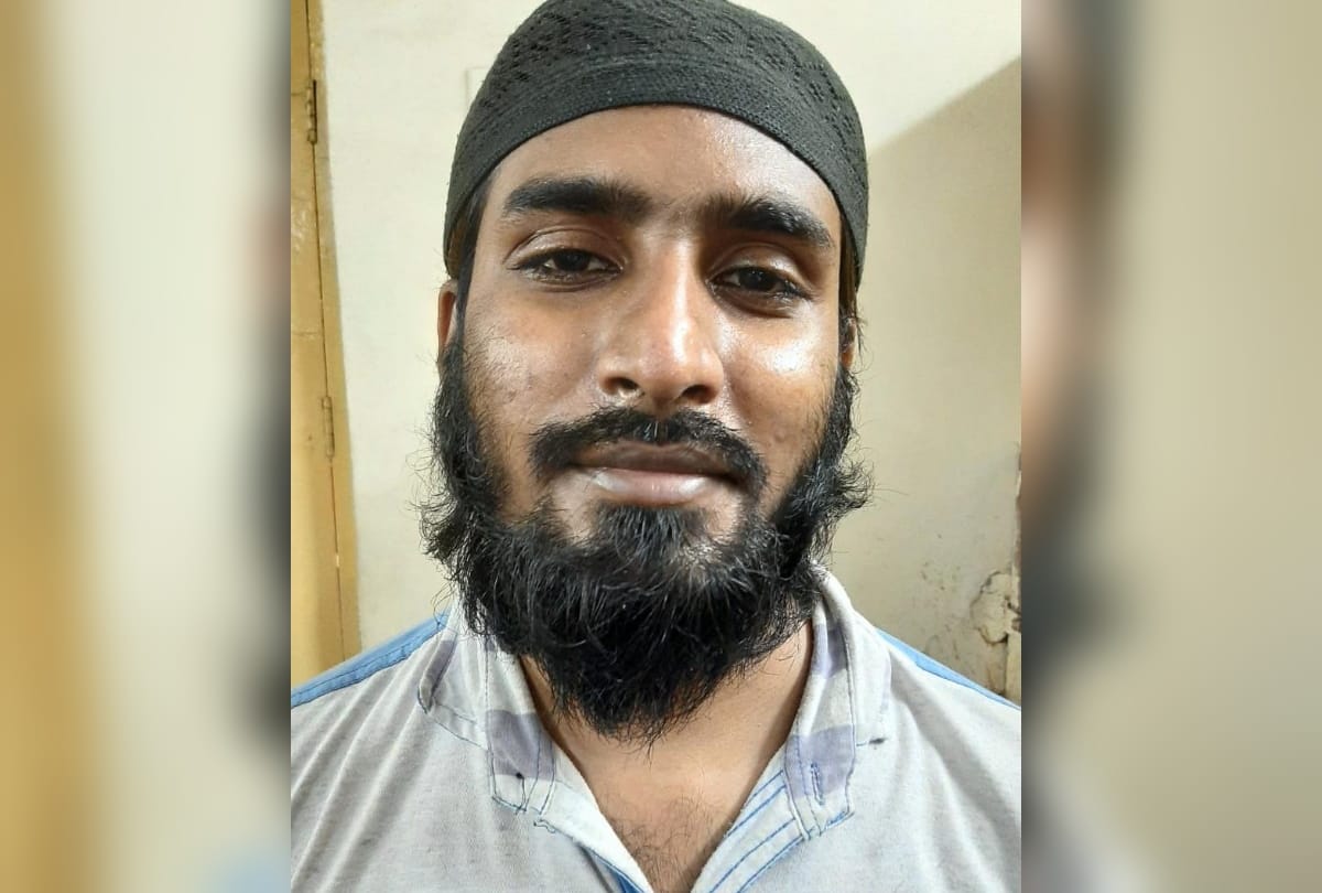 Crowd at Inamul Haq house in bareilly after ATS revealing see photos