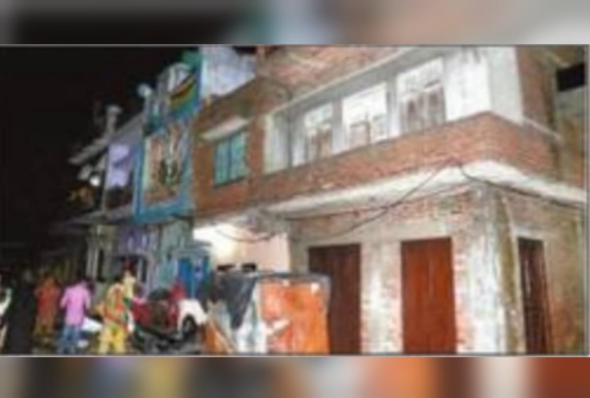 Crowd at Inamul Haq house in bareilly after ATS revealing see photos