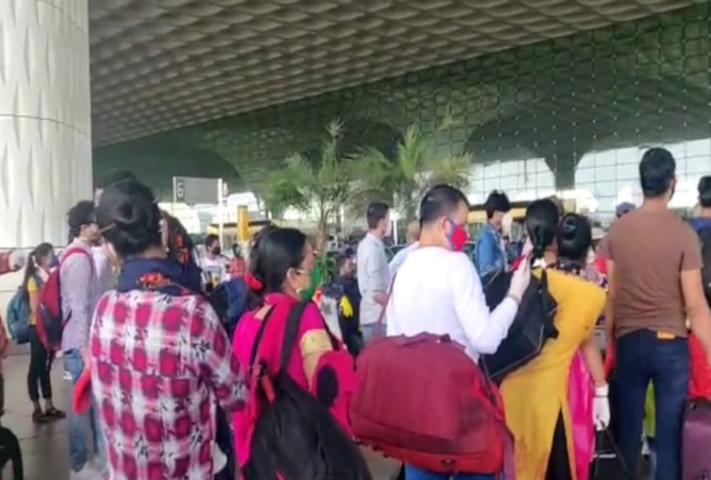 Unlock-1 in Uttarakhand: Kauthig foundation Booked Flight for uttarakhand 184 Migrants Stuck in mumbai and pune