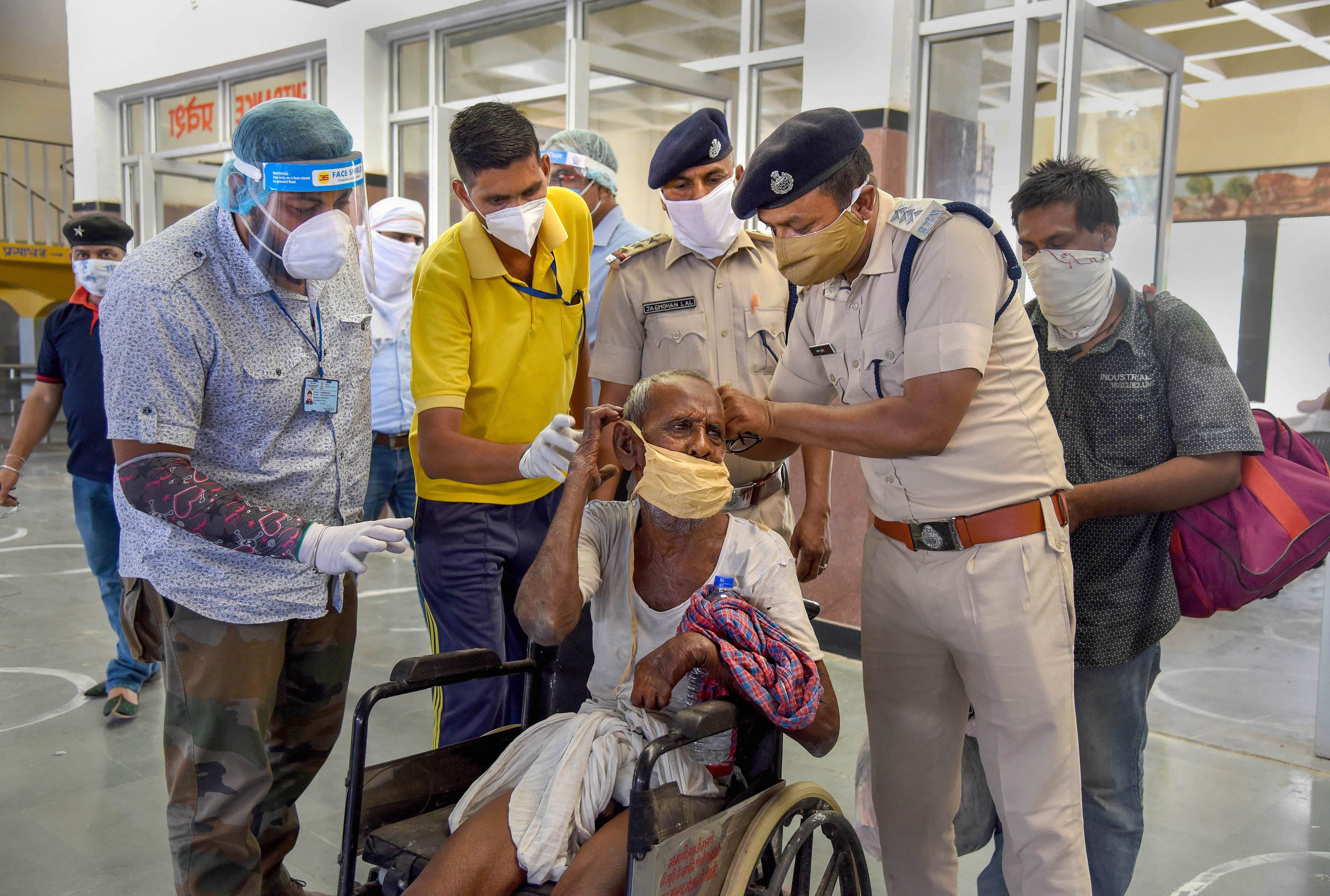 If you are driving alone then wear a face mask or it will attract a challan of rupees 500 without mask challan in delhi in car delhi traffic police without mask challan rules challan without mask challan delhi