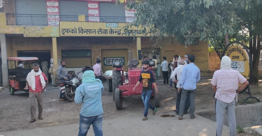 Crowds of farmers gathered to take fertilizer at the center