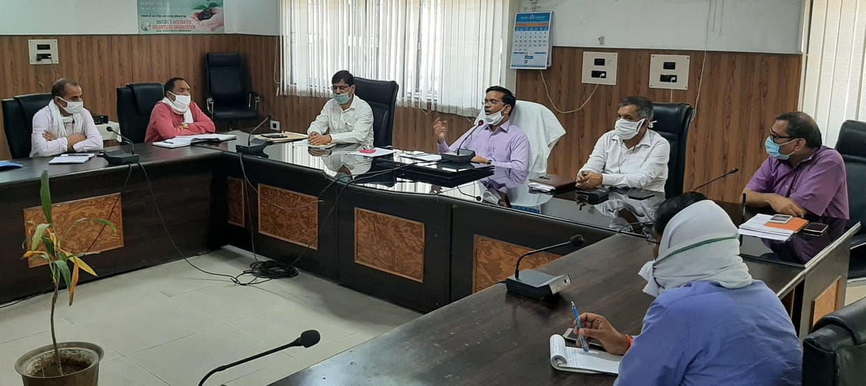 Hathras: Sampling relatives of corona infected persons