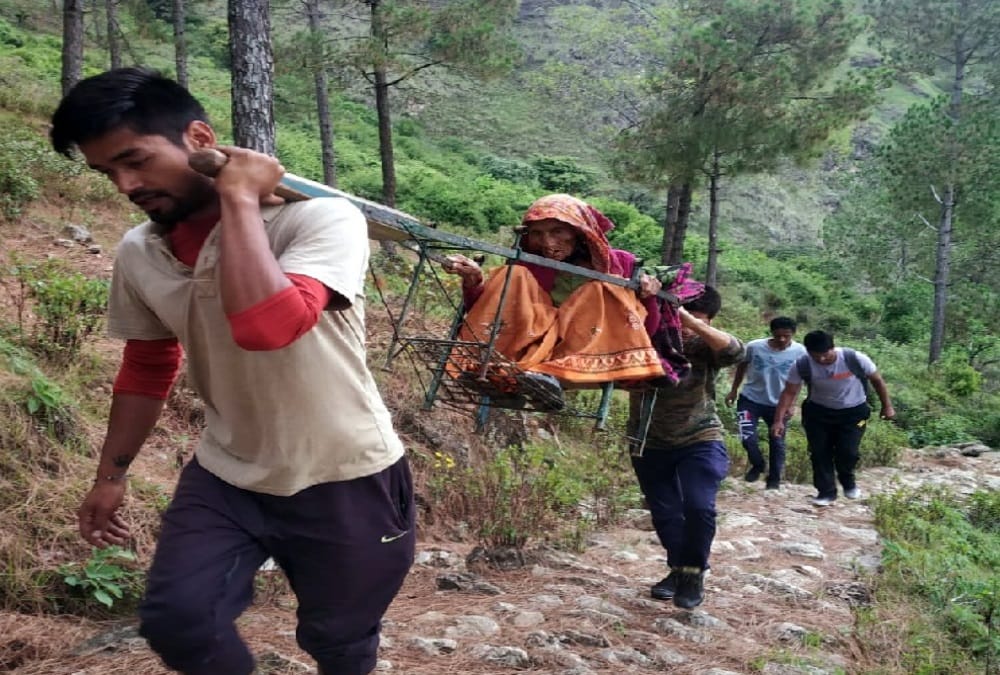 Villagers carry old Age Women in Doli and walked 4 kilometers to admitted in Hospital Pithoragarh