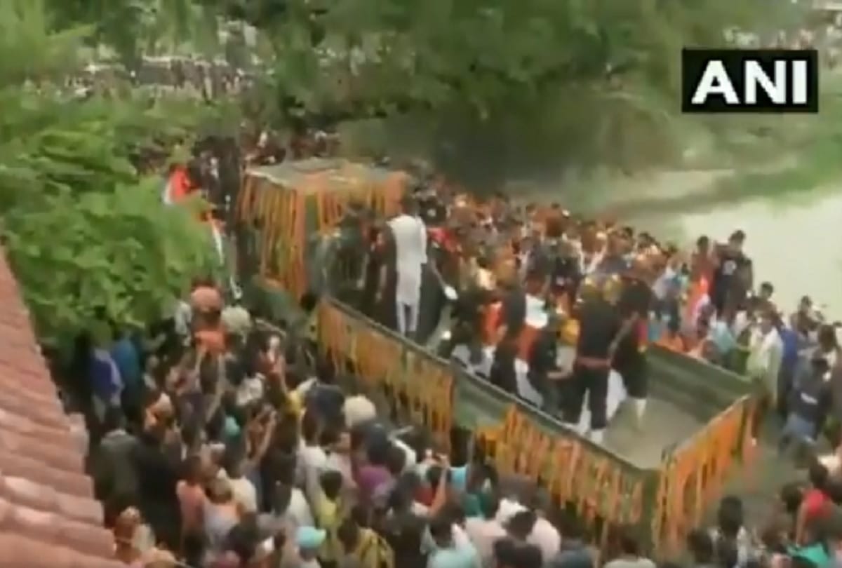 Martyr Sepoy Jai Kishor Singh body reaches on his residence Vaishali Chak Fateh village, people chant Bharat Mata ki jai and Jai Kishor amar rahe