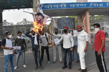 चीन के खिलाफ प्रदर्शन करते लोग