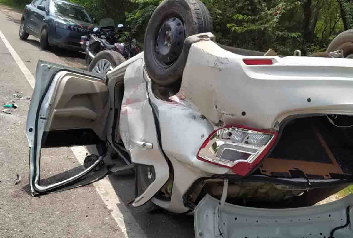 UP: The car collided and overturned with the divider to save the cattle on the Lucknow Kanpur highway