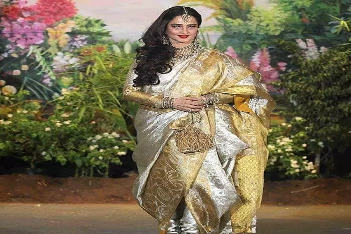 when rekha wore hyderabadi traditional dress in sonam kapoor wedding reception
