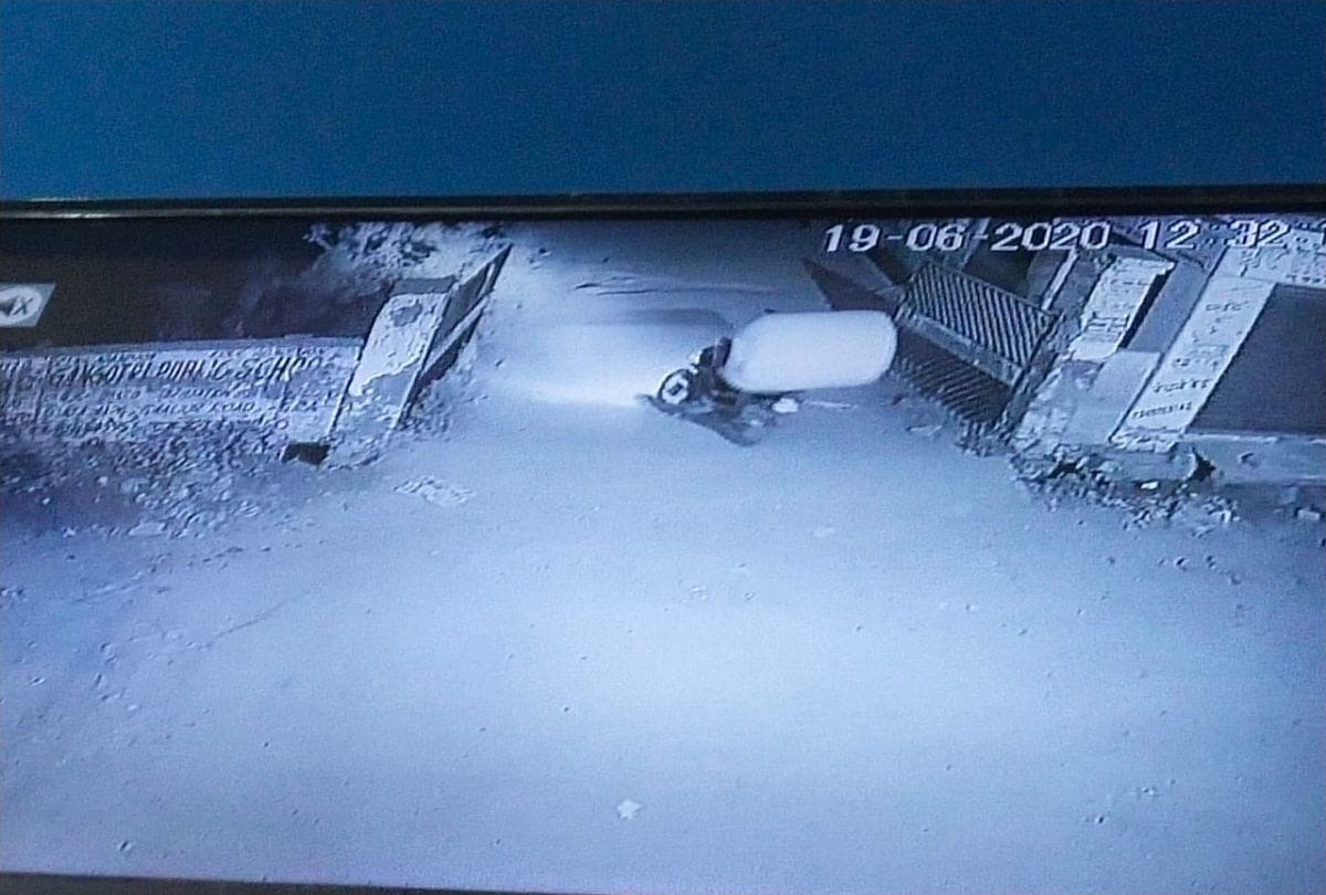 thieves stole water tank from roof of house in agra