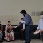 शहीद के परिवार को दिए 22 लाख के चेक