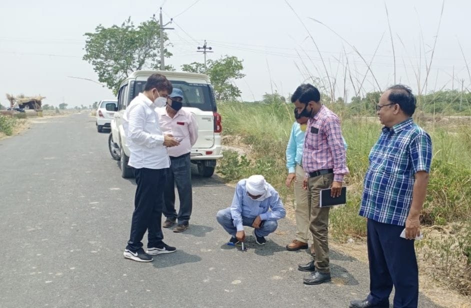 workers pay homage to army officers