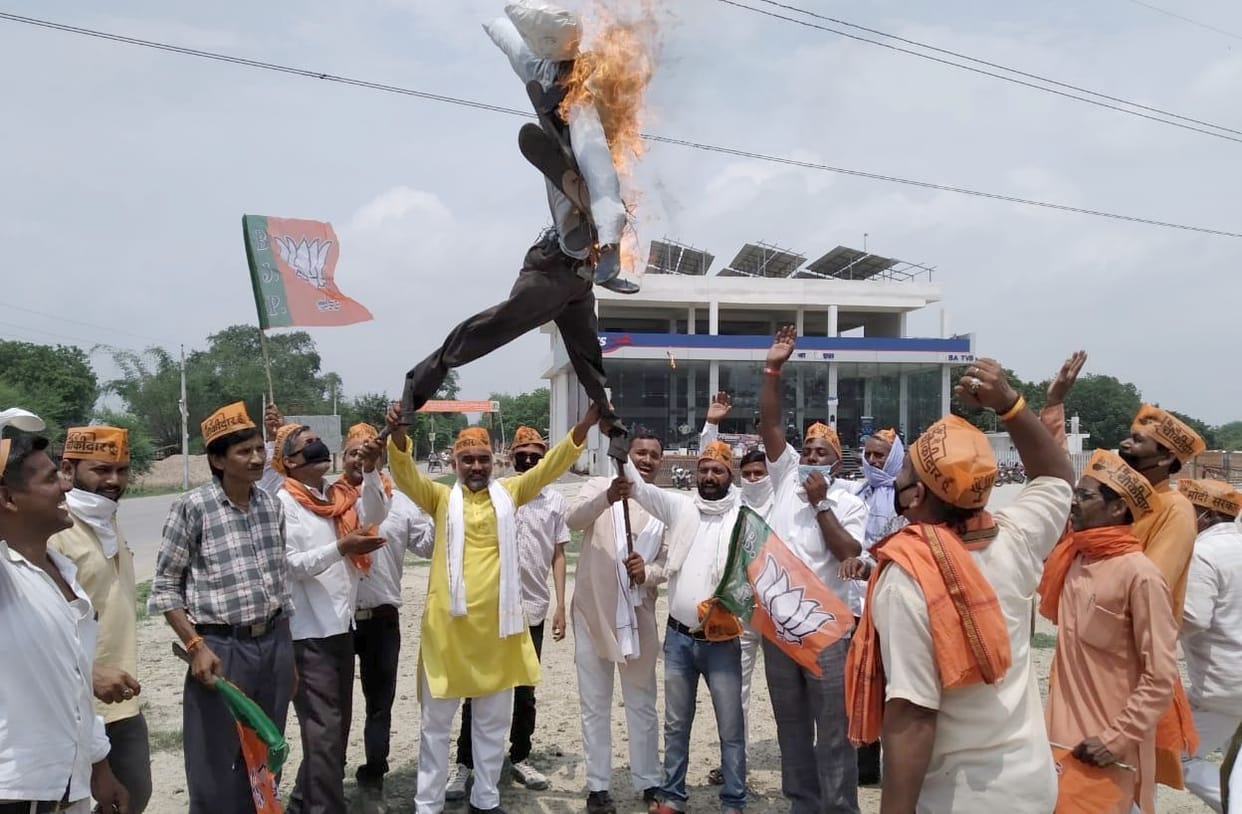 Activists burnt effigy of Chinese President in Bharwari