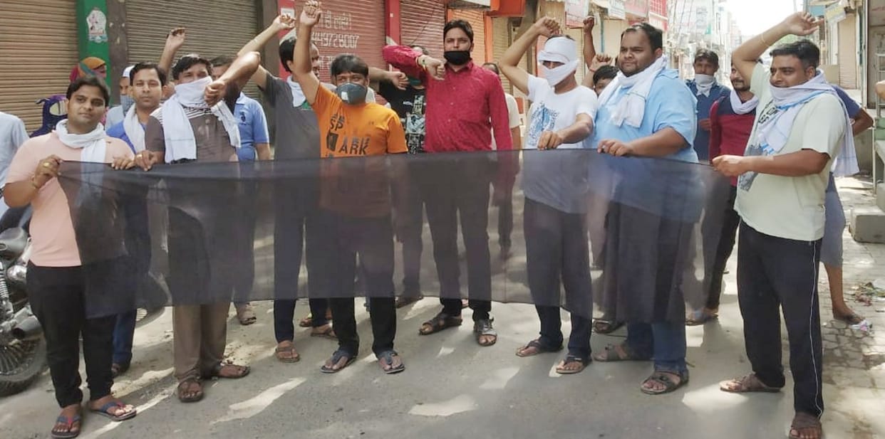 Merchants descended against administration, showed black flag