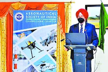 कार्यक्रम में बोलते बीएस धनोआ