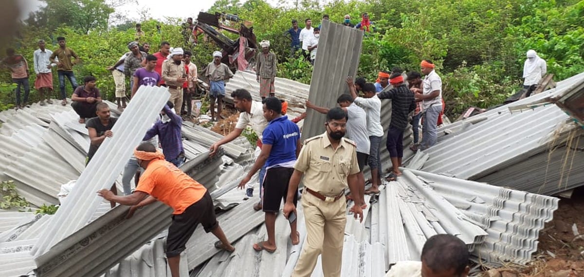 Driver condector two person died due to truck overturned fall in canal in sonbhadra up