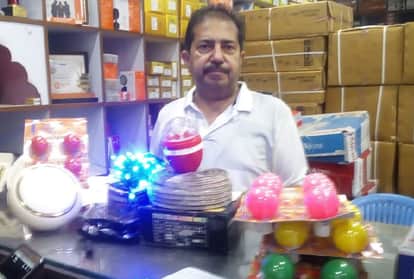 चीन निर्मित सामानों को दुकानदारों ने खाली किया।