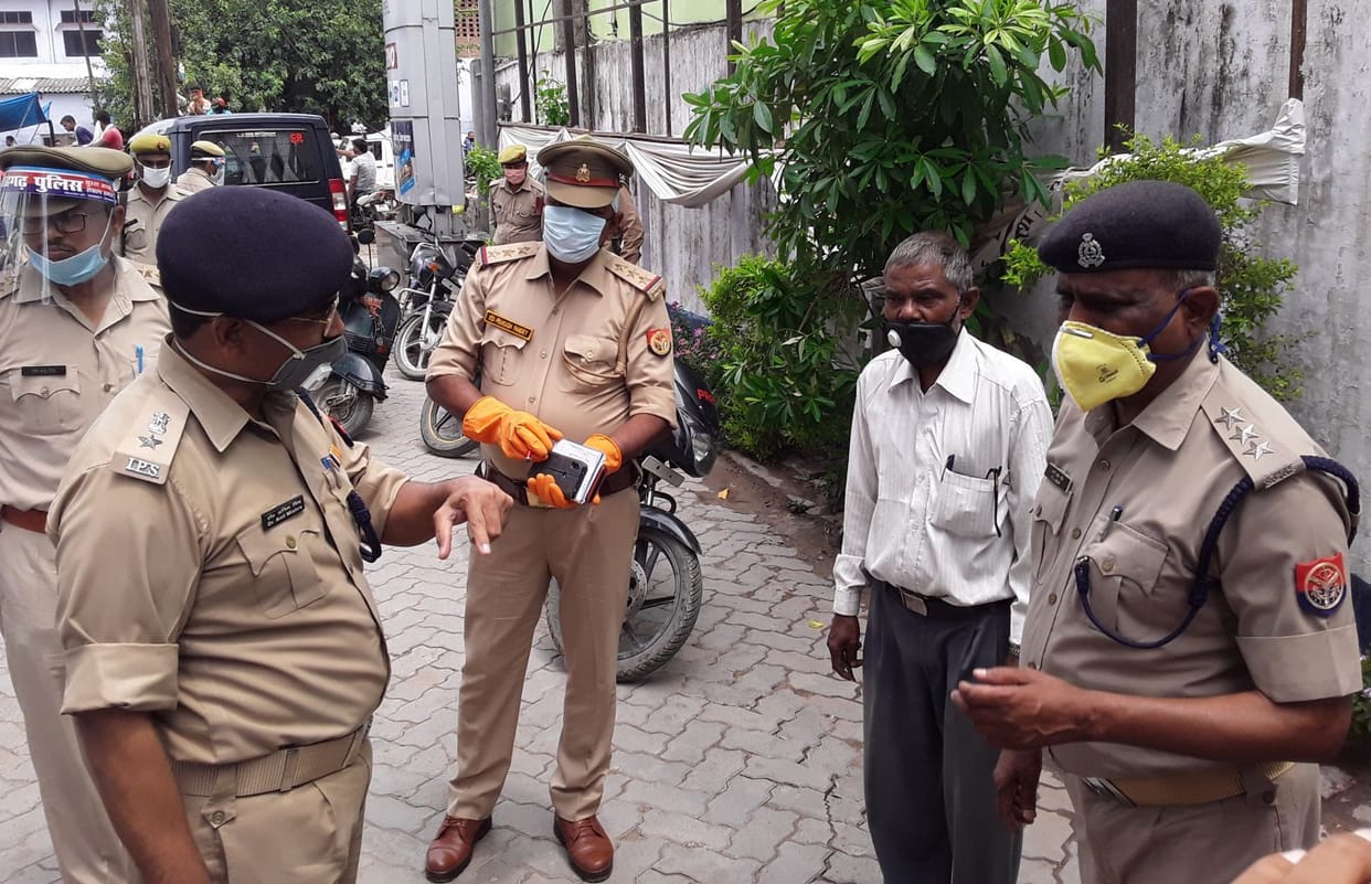 Two lakh rupees exceeded by the seed merchant's scooter dicky