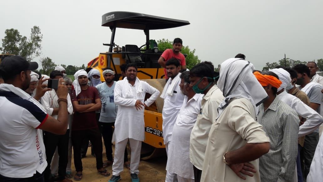 Railway track work stopped in Madakarimpur