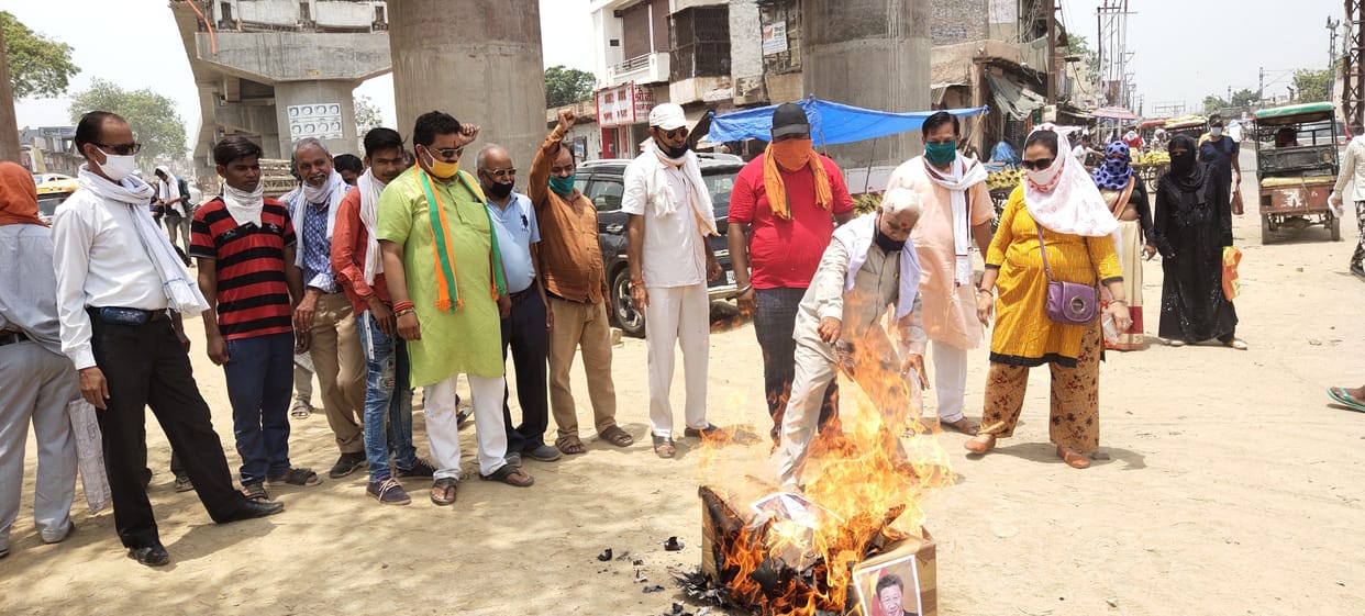 Hathras: slogans shouted by effigies of Chinese President