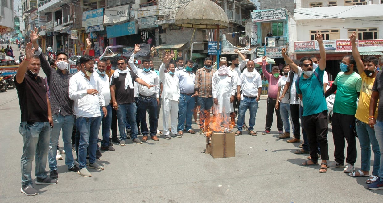 Congressmen burnt effigy of Prime Minister, Chief Minister in protest against rising inflation