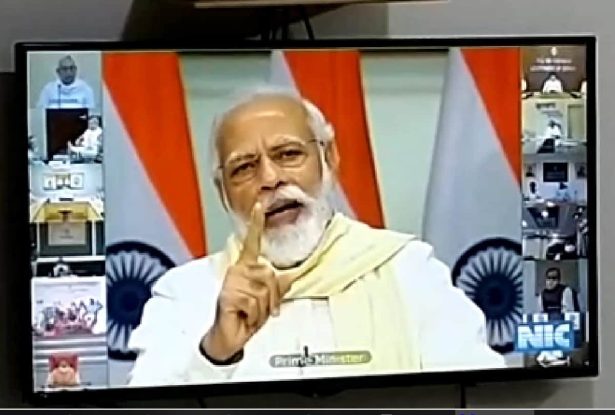 In the program of Gareeb Kalyan Abhiyan, PM Modi mentioned the stampede in Kumbh and the death of hundreds of people