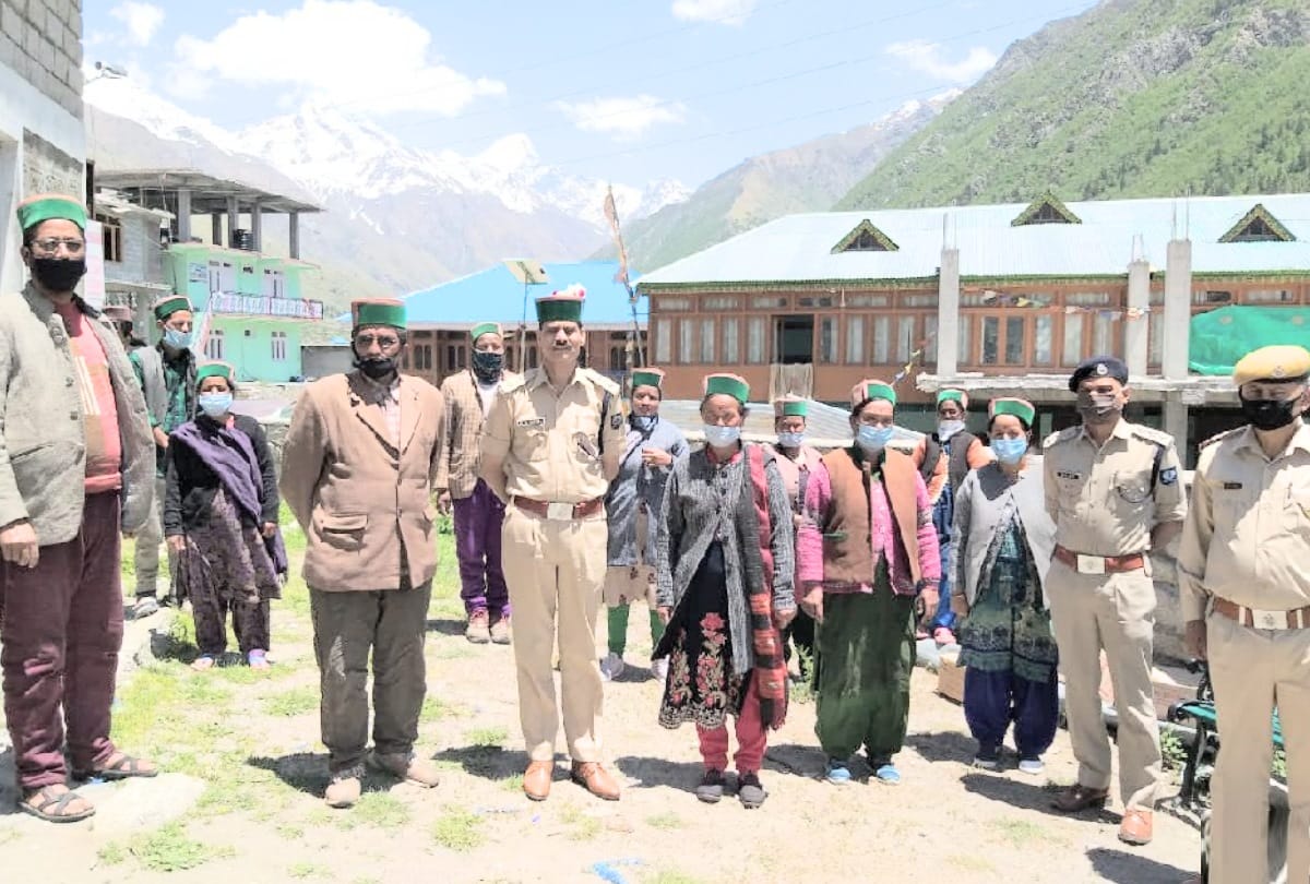 SP Kinnaur arrived in Chitkul, India's last village, asks villagers to be cautious
