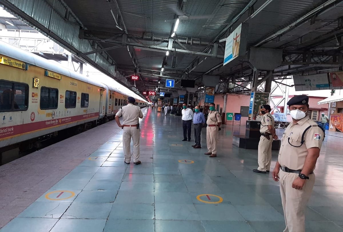 Delhi News : privatization of railway stations is the talk of the town