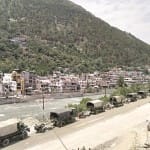 मनाली लेह हाइवे से लद्दाख रवाना होते सेना के ट्रक...