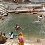 सोरों के सूर्य कुंड में स्नान करते श्रद्घालु