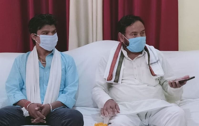 prathmikta se niptayee samasya