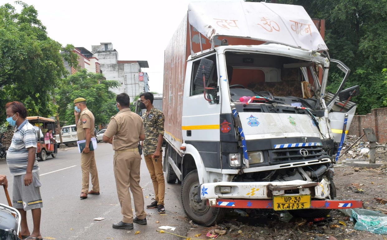 condecter ko raudne ke baad bus dcm se bhidi